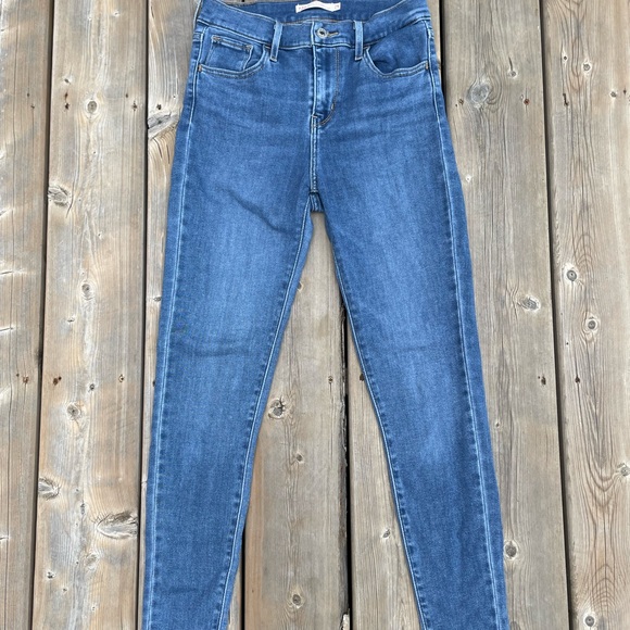 **SOLD** Levi’s 720 High Rise Jeans - Picture 4 of 6